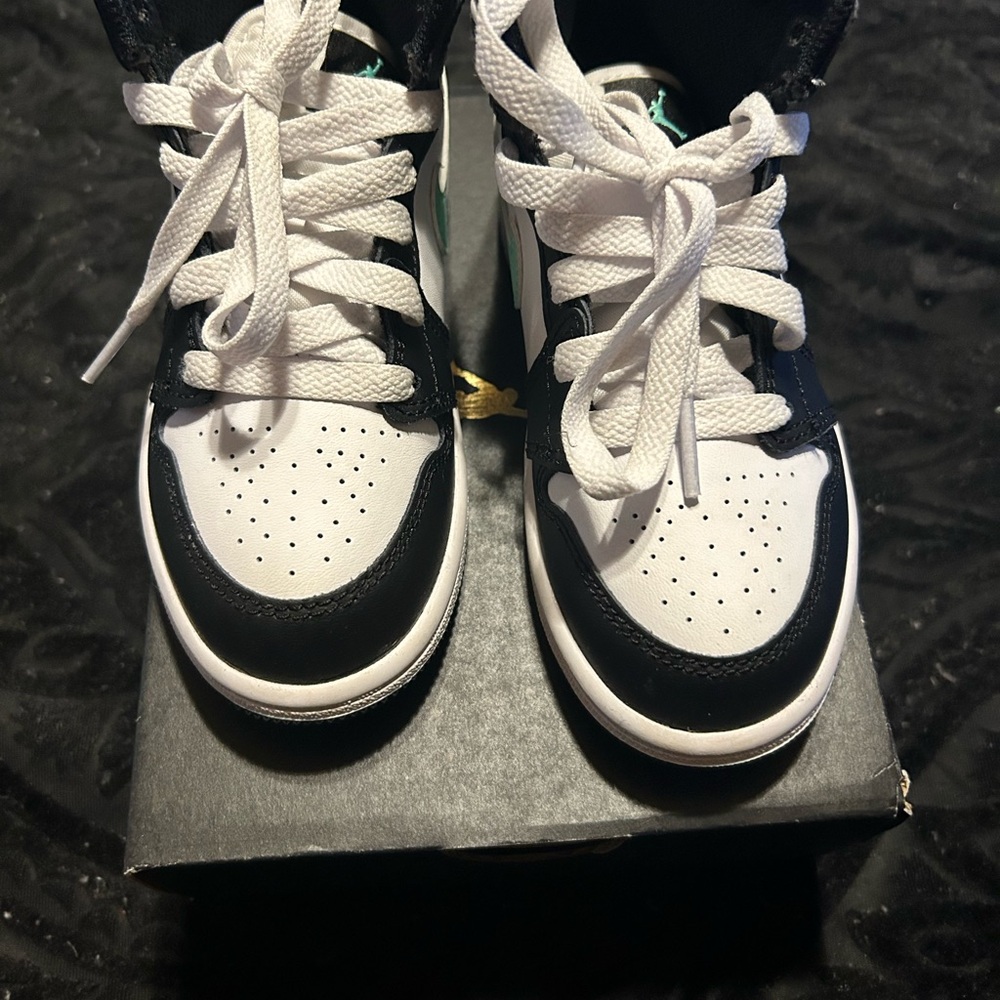 Jordan 1 Mid (PS) White and Black Sneakers